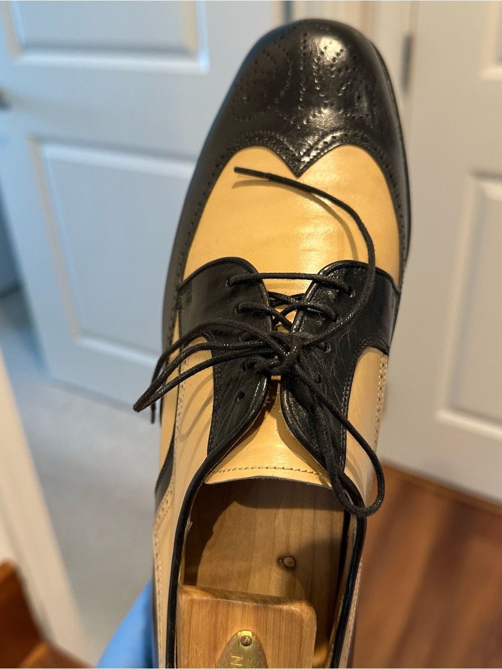 Soulier’s Men's Two-Tone Black and Cream Wingtip Derby Shoes. - Picture 7 of 14